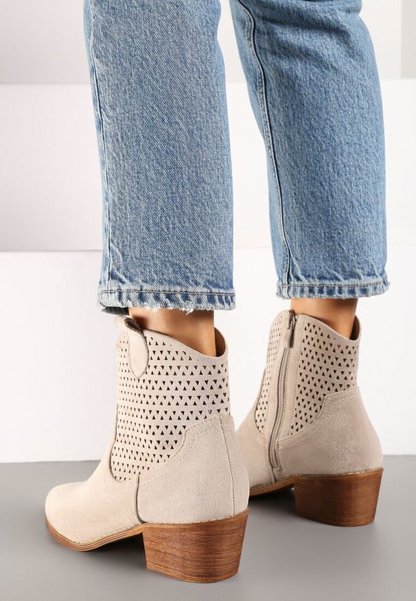 Born2be - Jasnobeżowe Ażurowe Botki Vices w Stylu Kowbojek na Obcasie Norfedi. Okazja: na co dzień. Nosek buta: szpiczasty. Kolor: beżowy. Materiał: jeans. Wzór: ażurowy. Obcas: na obcasie. Styl: boho, casual. Wysokość obcasa: średni