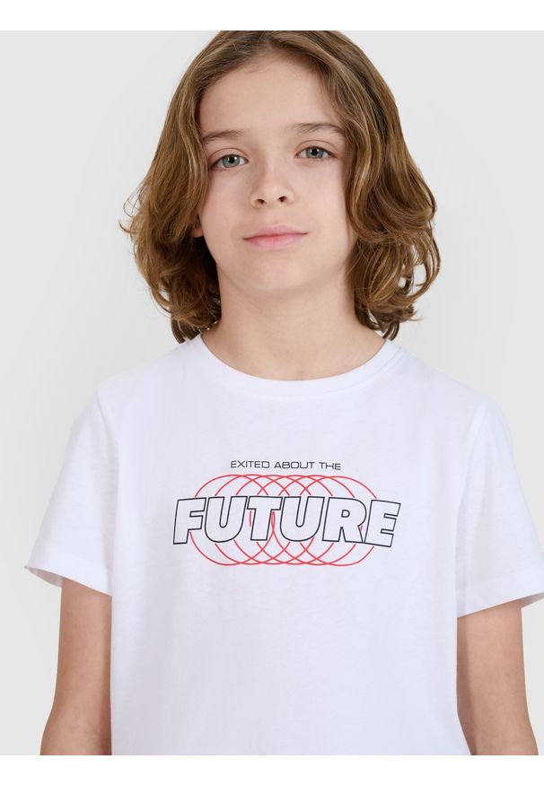 4f - 4F T-shirt regular z nadrukiem chłopięcy - biały 122 (6-7 lat). Okazja: na co dzień. Kolor: biały. Materiał: bawełna, jersey, dzianina. Długość rękawa: krótki rękaw. Długość: krótkie. Wzór: nadruk. Sezon: lato. Styl: sportowy, klasyczny, casual
