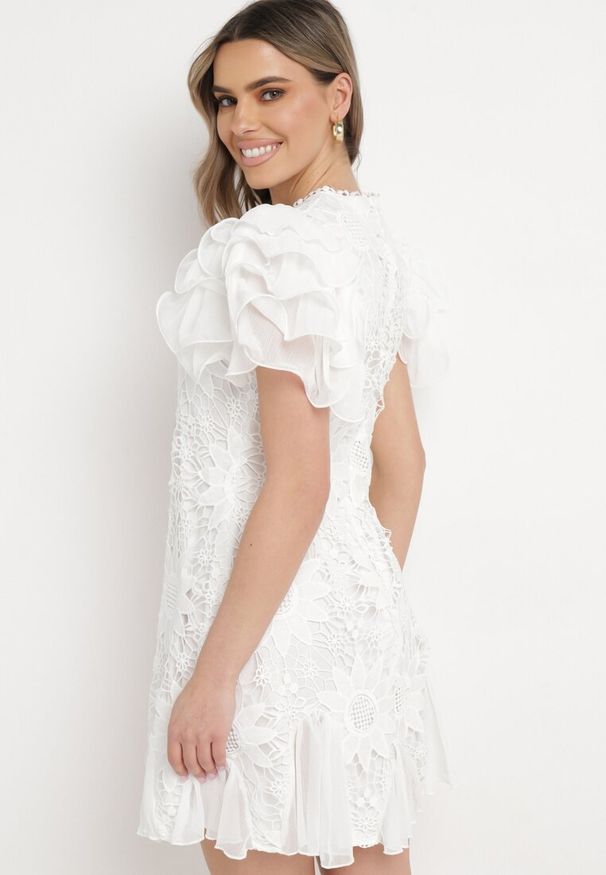 Born2be - Biała Sukienka Mini z Koronkowymi Wstawkami i Falbankami Soffiana. Okazja: na co dzień, na imprezę. Typ kołnierza: kołnierz z falbankami. Kolor: biały. Materiał: koronka. Długość rękawa: krótki rękaw. Wzór: koronka. Styl: casual, elegancki. Długość: mini