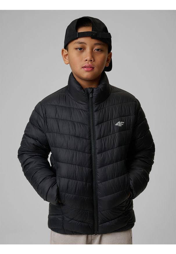 4f - 4F Kurtka z wypełnieniem syntetycznym chłopięca - czarna 146 (10-11 lat). Okazja: na co dzień. Typ kołnierza: kołnierzyk stójkowy. Kolor: czarny. Materiał: syntetyk. Wzór: gładki. Sezon: lato. Styl: casual