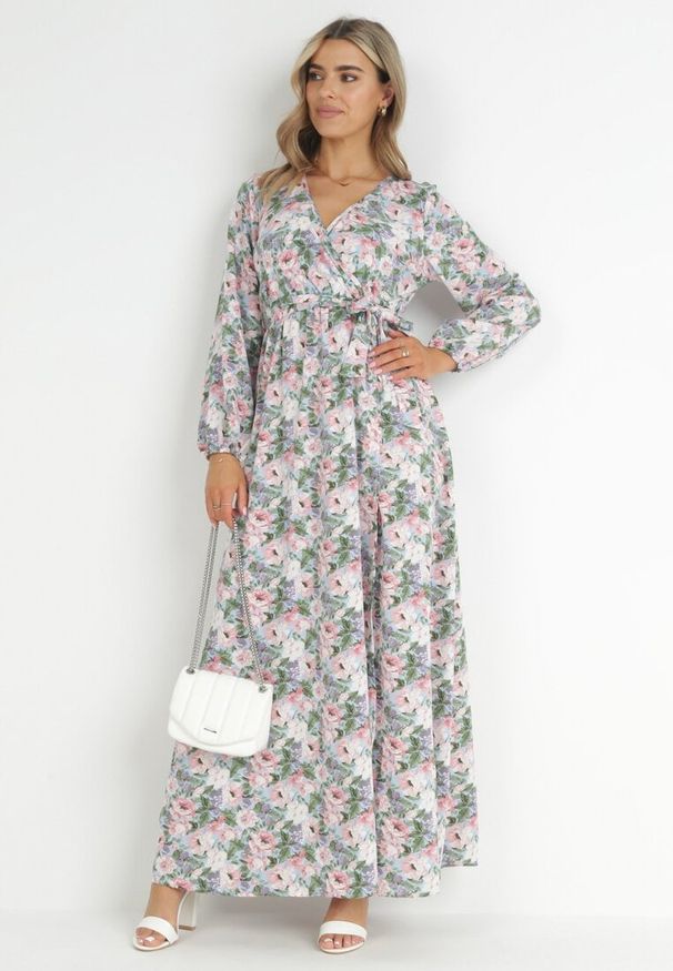 Born2be - Jasnoniebieska Sukienka Partharpia. Typ kołnierza: kokarda. Kolor: niebieski. Materiał: materiał, tkanina. Wzór: kolorowy, aplikacja, kwiaty. Typ sukienki: kopertowe, rozkloszowane. Długość: maxi