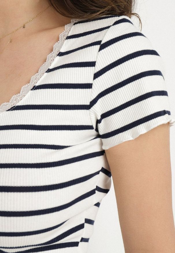 Born2be - Biały Bawełniany T-shirt w Paski z Koronką i Guzikami Panirea. Okazja: na co dzień. Kolor: biały. Materiał: bawełna, koronka. Wzór: paski, koronka. Styl: elegancki, casual