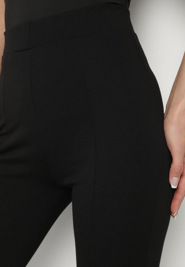 Born2be - Czarne Spodnie o Kroju Dzwonów z Ozdobnymi Rozcięciami Telocus. Okazja: na co dzień. Kolor: czarny. Materiał: wiskoza, bawełna. Styl: elegancki, casual