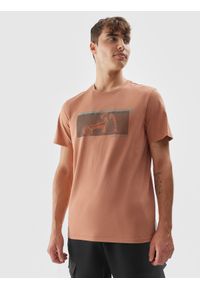 4f - T-shirt regular z nadrukiem męski. Kolor: różowy. Materiał: dzianina, bawełna. Wzór: nadruk
