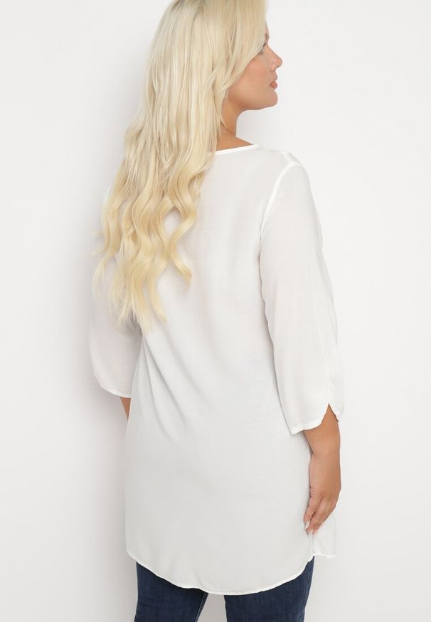 Born2be - Biała Wiązana Tunika Ozdobiona Troczkami Eviras. Okazja: na co dzień. Kolor: biały. Materiał: jeans, skóra. Wzór: aplikacja. Styl: elegancki, casual