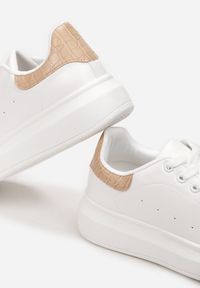 Renee - Biało-Beżowe Sneakersy Lucid Dream. Okazja: na co dzień. Wysokość cholewki: przed kostkę. Nosek buta: okrągły. Kolor: biały. Materiał: dresówka, skóra. Szerokość cholewki: normalna. Wzór: aplikacja #7