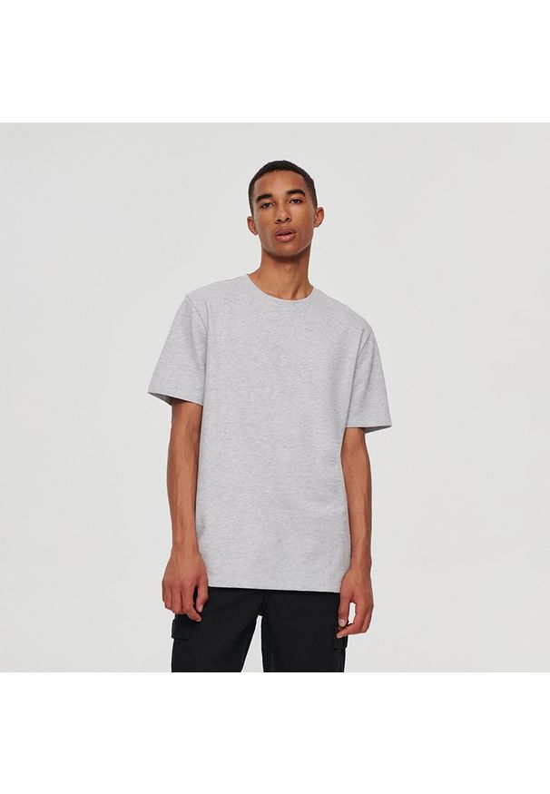 House - Luźna koszulka z naszywką szara - Jasny szary. Kolor: szary. Wzór: aplikacja