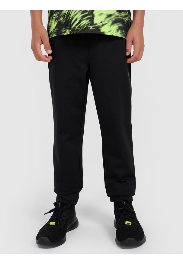 4f - 4F Spodnie sportowe szybkoschnące joggery chłopięce - czarne 122/128 (6-8 lat). Kolor: czarny. Materiał: dzianina, skóra. Długość: długie. Sezon: lato