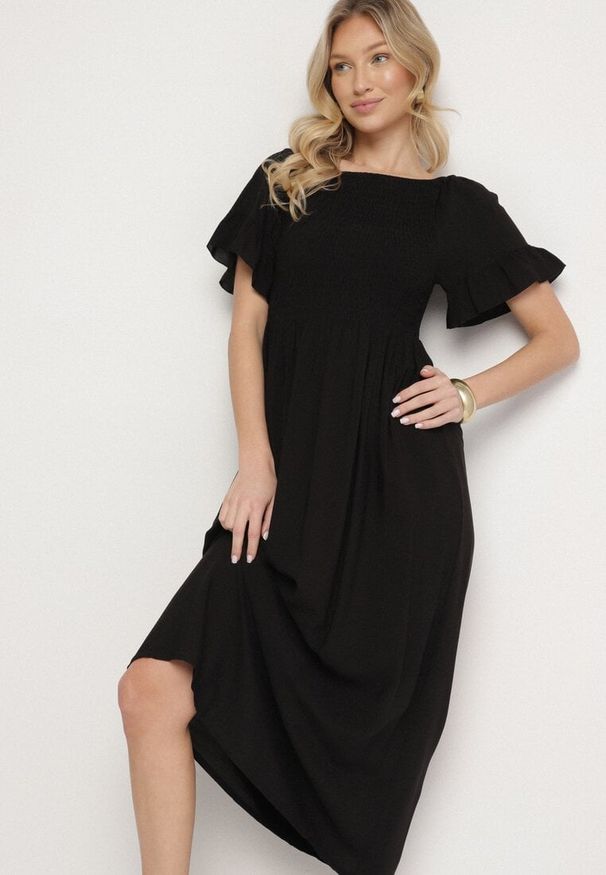 Born2be - Czarna Bawełniana Sukienka o Kroju Hiszpanki z Elastyczną Górą Niloviria. Okazja: na co dzień. Typ kołnierza: dekolt hiszpanka. Kolor: czarny. Materiał: bawełna. Długość rękawa: krótki rękaw. Styl: casual, klasyczny