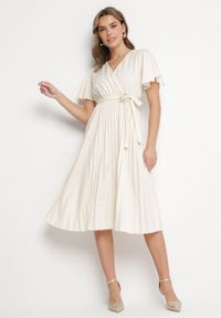 Born2be - Jasnobeżowa Sukienka Plisowana z Dekoltem w V z Paskiem w Talii Zolseki. Okazja: na co dzień. Kolor: beżowy. Styl: klasyczny, casual #1