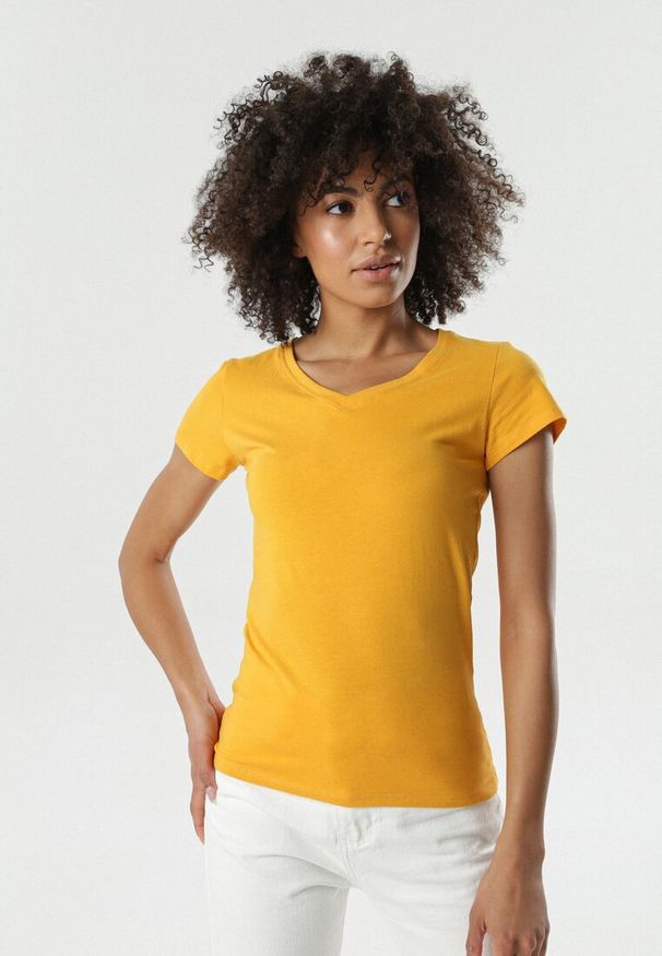 Born2be - Żółty T-shirt Nysalphia. Kolor: żółty. Materiał: bawełna, dzianina, elastan. Długość rękawa: krótki rękaw. Długość: krótkie. Styl: klasyczny