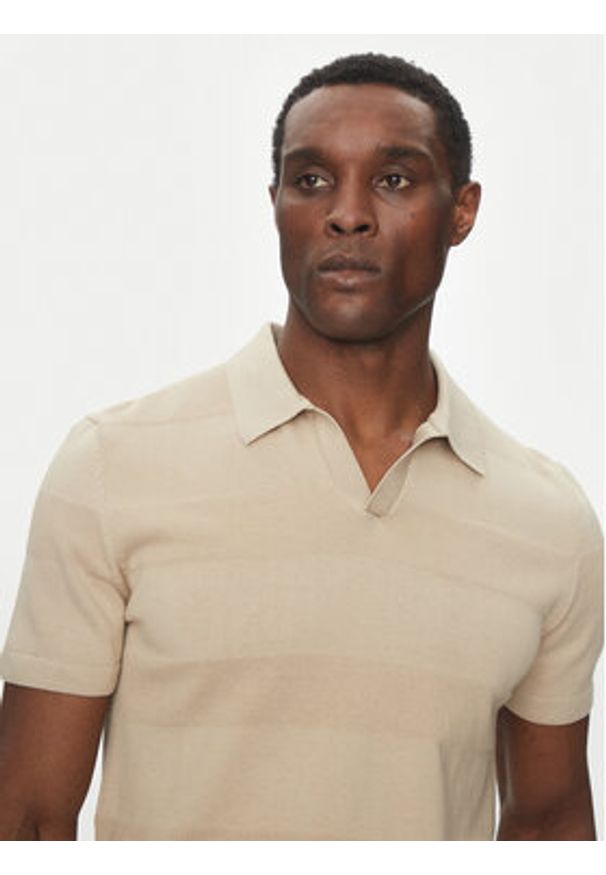 Hechter Paris Polo 65009 151808 Beżowy Regular Fit. Typ kołnierza: polo. Kolor: beżowy. Materiał: bawełna