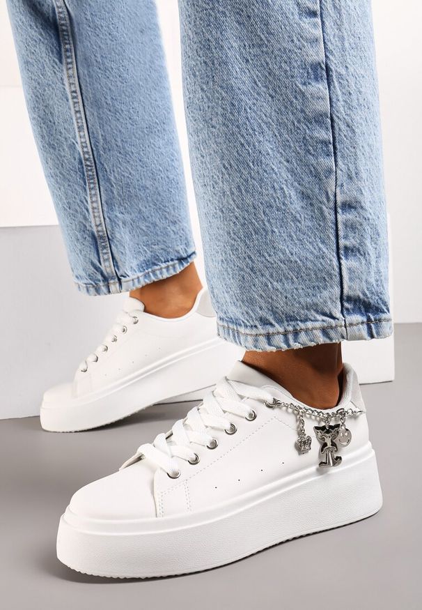 Renee - Biało-Szare Sznurowane Sneakersy z Ekoskóry na Platformie z Łańcuszkiem i Zawieszkami Salvania. Nosek buta: okrągły. Zapięcie: sznurówki. Kolor: biały. Materiał: materiał. Obcas: na platformie. Wysokość obcasa: niski