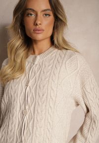Renee - Jasnobeżowy Kardigan na Guziki z Ozdobnym Splotem Alorinda. Kolor: beżowy. Materiał: jeans. Wzór: ze splotem #3