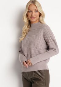 Born2be - Ciemnobeżowy Sweter z Wełną o Asymetrycznym Fasonie z Tłoczeniem Sarositte. Kolor: beżowy. Materiał: wełna