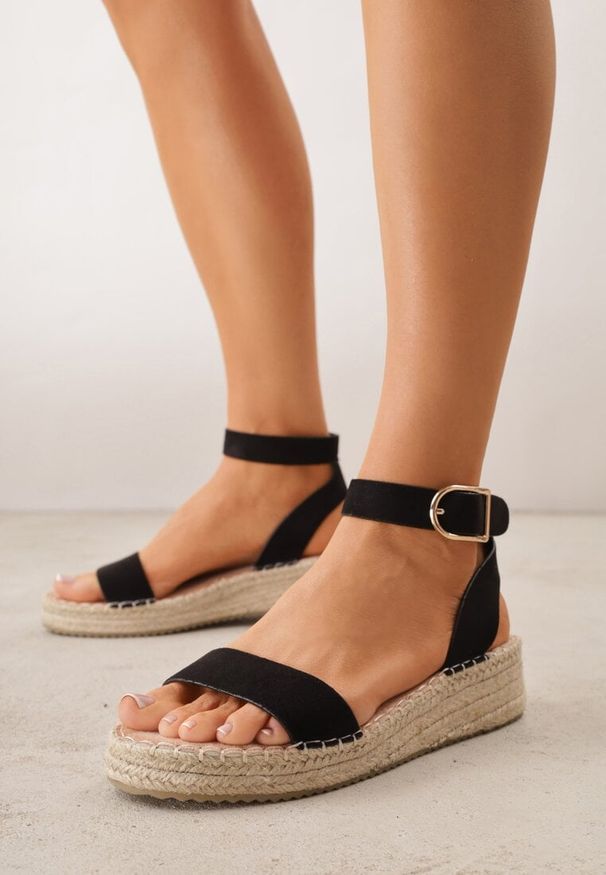 Renee - Czarne Sandały VICES na Plecionej Platformie z Paskiem Wokół Kostki Daphelsa. Zapięcie: pasek. Kolor: czarny. Materiał: len. Sezon: lato. Obcas: na platformie