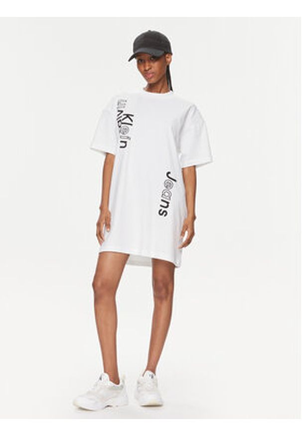 Calvin Klein Jeans Sukienka codzienna J20J223042 Biały Oversize. Okazja: na co dzień. Kolor: biały. Materiał: bawełna. Typ sukienki: oversize, proste. Styl: casual