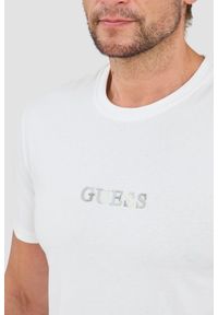 Guess - GUESS Biały męski t-shirt bawełniany z haftowanym logo, Rozmiar L. Kolor: biały. Materiał: bawełna. Wzór: haft