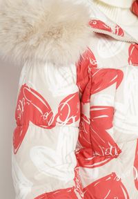 Born2be - Beżowo-Czerwona Pikowana Kurtka o Krótkim Kroju z Kapturem i Odpinanym Futerkiem Enarisel. Okazja: na co dzień. Typ kołnierza: kaptur. Kolor: beżowy. Materiał: futro. Długość: krótkie. Styl: casual, elegancki #3