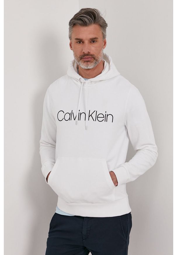 Calvin Klein - Bluza bawełniana. Okazja: na co dzień. Typ kołnierza: kaptur. Kolor: biały. Materiał: bawełna. Wzór: nadruk. Styl: casual