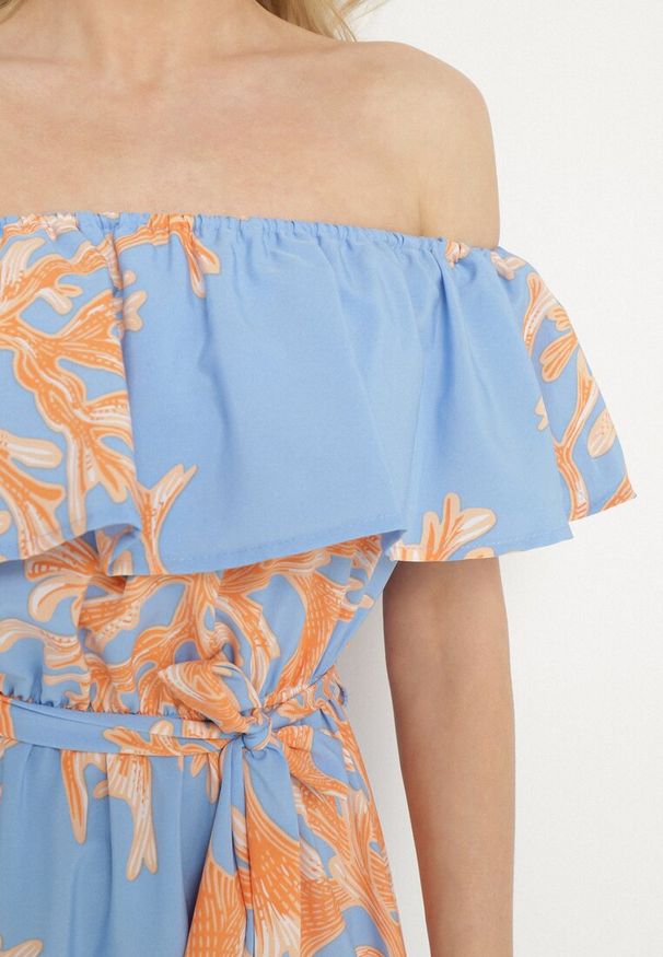 Born2be - Niebieska Sukienka Hiszpanka o Rozkloszowanym Kroju z Wiązanym Paskiem Sesiniela. Okazja: na co dzień. Typ kołnierza: dekolt hiszpanka. Kolor: niebieski. Typ sukienki: rozkloszowane. Styl: casual, elegancki