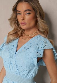 Renee - Niebieska Kopertowa Sukienka Ażurowa z Bufiastymi Rękawami Ldivaya. Okazja: na co dzień. Kolor: niebieski. Wzór: ażurowy. Sezon: lato. Typ sukienki: kopertowe. Styl: wizytowy, klasyczny, casual #4