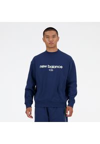 Bluza męska New Balance MT41597NNY – granatowa. Kolor: niebieski. Materiał: prążkowany, dresówka, bawełna, materiał, poliester. Wzór: napisy