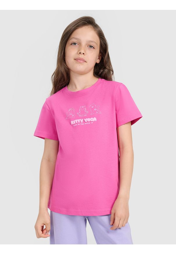 4f - 4F T-shirt regular z nadrukiem dziewczęcy - różowy 134 (8-9 lat). Okazja: na co dzień. Kolor: różowy. Materiał: jersey, bawełna, materiał. Długość rękawa: krótki rękaw. Długość: krótkie. Wzór: nadruk. Sezon: lato. Styl: sportowy, młodzieżowy, klasyczny, casual