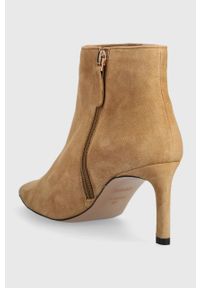 BOSS botki zamszowe Janet Bootie 70-S damskie kolor beżowy na szpilce 50498739. Kolor: beżowy. Materiał: zamsz. Obcas: na szpilce. Wysokość obcasa: średni #3
