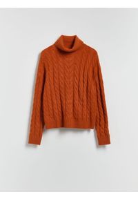 Reserved - Golf z ozdobnym splotem - miedziany. Typ kołnierza: golf. Kolor: brązowy. Materiał: dzianina. Wzór: ze splotem