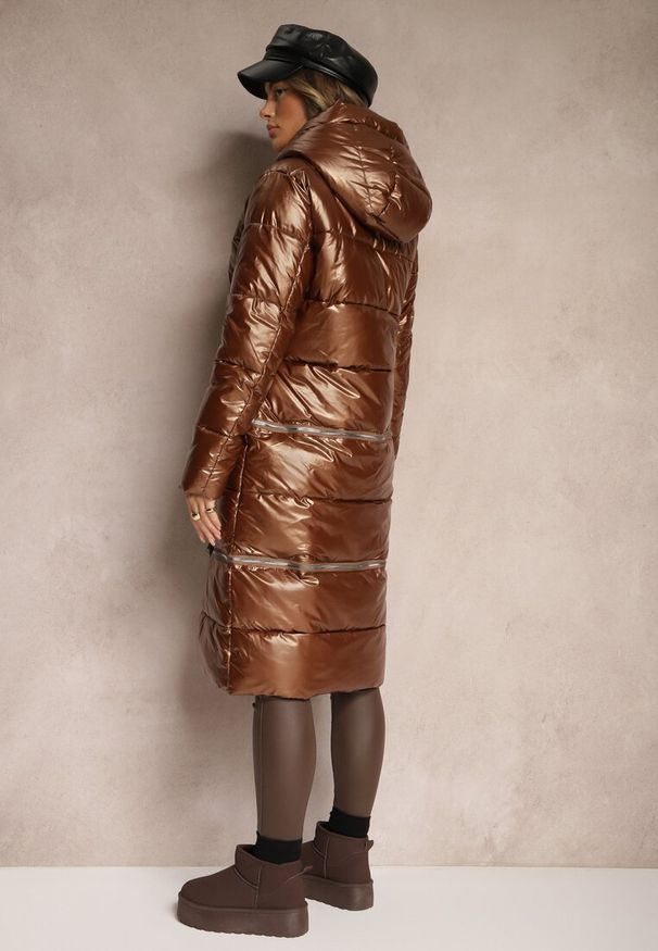 Renee - Brązowa Pikowana Kurtka z Kapturem o Regulowanej Długości Anstrina. Okazja: na co dzień. Typ kołnierza: kaptur. Kolor: brązowy. Materiał: jeans. Styl: casual, elegancki