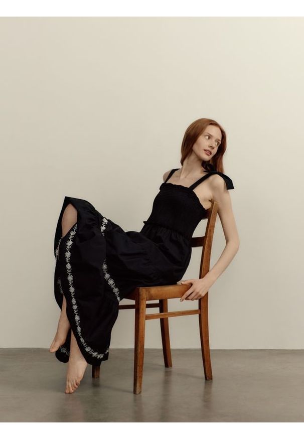 Reserved - Bawełniana sukienka midi - czarny. Kolor: czarny. Materiał: bawełna. Długość: midi