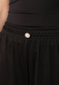 Born2be - Czarne Szerokie Spodnie z Teksturalnej Tkaniny z Ozdobnym Guzikiem Liphia. Okazja: do pracy, na co dzień, na spotkanie biznesowe. Stan: podwyższony. Kolor: czarny. Materiał: tkanina. Długość: długie. Styl: biznesowy, casual #7