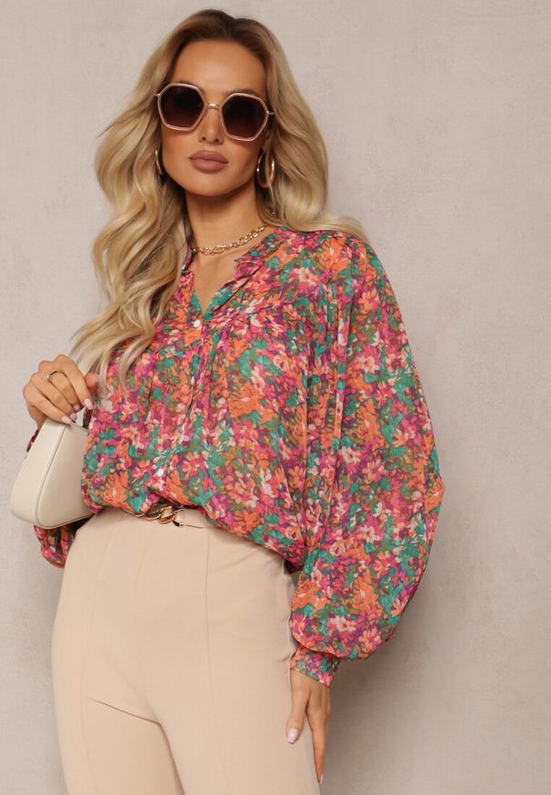 Renee - Różowo-Zielona Koszula w Kwiatowy Wzór z Prześwitującej Tkaniny Omertala. Kolor: różowy. Materiał: tkanina. Wzór: kwiaty. Styl: elegancki