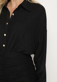 Born2be - Czarna Dopasowana Sukienka z Wiskozą i Koszulową Górą o Kroju Nietoperza z Marszczeniem Cedilie. Kolor: czarny. Materiał: wiskoza. Typ sukienki: koszulowe. Styl: klasyczny, elegancki #4