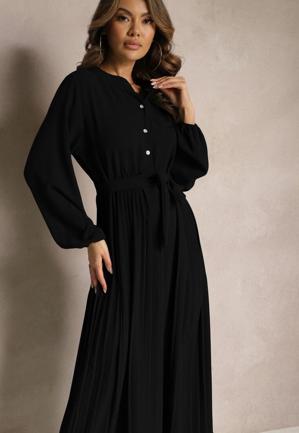 Renee - Czarna Rozkloszowana Sukienka Maxi Plisowana Wiązana w Pasie Terilla. Kolor: czarny. Materiał: materiał. Typ sukienki: koszulowe. Długość: maxi