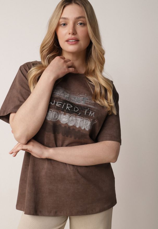 Born2be - Brązowy T-shirt z Bawełny o Kroju Oversize z Napisem Orinvyra. Okazja: do pracy, na co dzień, na spotkanie biznesowe. Kolor: brązowy. Materiał: bawełna. Wzór: napisy. Styl: elegancki, biznesowy, casual