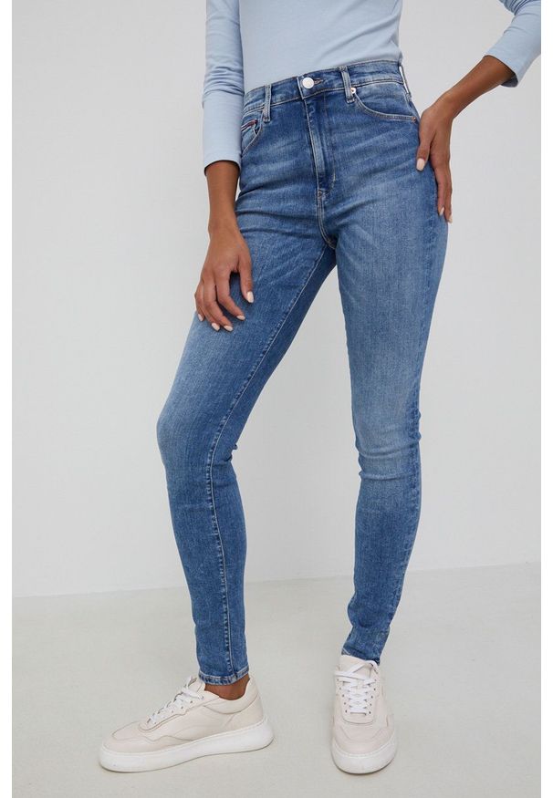 Tommy Jeans jeansy SYLVIA CE137 DW0DW11594.PPYY damskie high waist. Stan: podwyższony. Kolor: niebieski