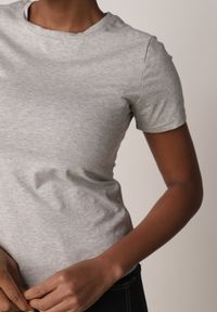 Born2be - Szary Bawełniany T-shirt w Klasycznym Stylu Nedila. Kolor: szary. Materiał: bawełna. Długość: długie. Styl: klasyczny #5