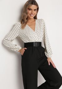 Born2be - Biało-Czarny Kombinezon z Paskiem i Kopertowym Dekoltem z Szeroką Nogawką Omera. Kolor: biały. Styl: elegancki #5