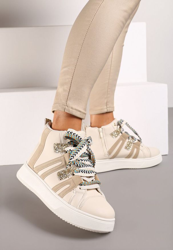 Renee - Beżowe Streetwearowe Sneakersy na Grubej Podeszwie Ozdobione Kontrastowymi Wstawkami Kaittane. Okazja: na co dzień. Kolor: beżowy. Materiał: jeans. Wzór: aplikacja