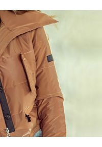 MORE AND MORE - Brązowa pikowana kurtka Martina. Kolor: brązowy. Materiał: materiał, satyna #3