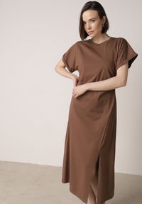 Born2be - Brązowa Sukienka o Rozkloszowanym Kroju z Marszczeniem i Rozcięciem Zinnariae. Okazja: na co dzień. Kolor: brązowy. Materiał: jeans. Styl: casual #4