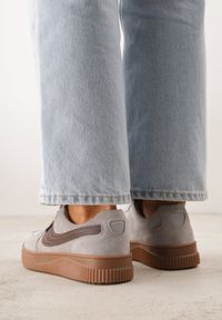 Born2be - Szare Zamszowe Sneakersy w Stylu Klasycznych Tenisówek ze Skórzaną Wkładką Riosera. Okazja: na co dzień. Kolor: szary. Materiał: zamsz, skóra #4