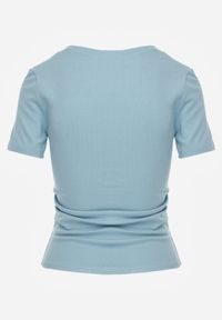 Born2be - Jasnoniebieski Prążkowany T-shirt Ozdobiony po Bokach Marszczeniem Nedisa. Okazja: na co dzień. Kolor: niebieski. Materiał: prążkowany. Wzór: aplikacja. Styl: casual #6
