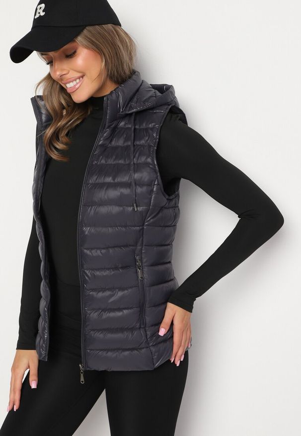 Born2be - Ciemnoszara Klasyczna Pikowana Kamizelka na Suwak z Kapturem Mivora. Okazja: na co dzień, do pracy. Typ kołnierza: kaptur. Kolor: szary. Materiał: jeans. Styl: klasyczny