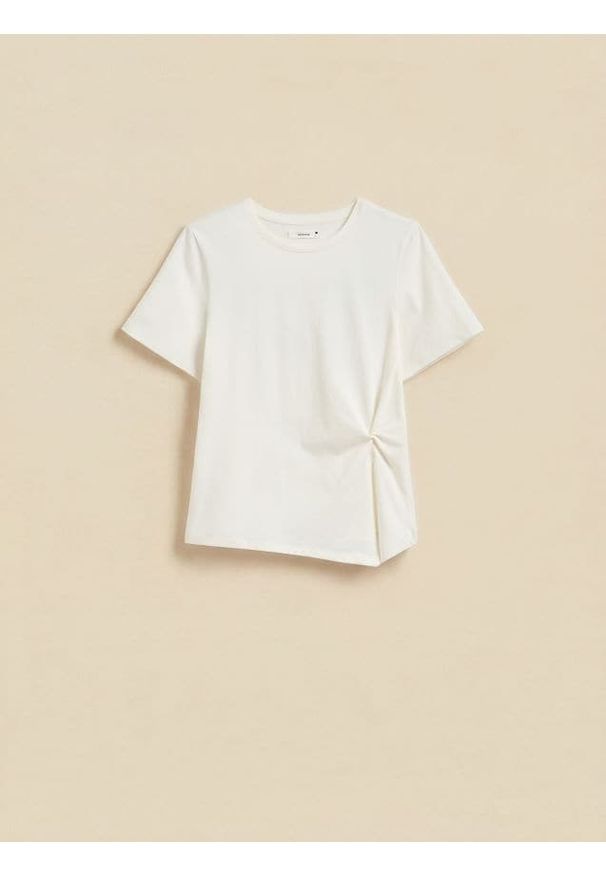 Reserved - T-shirt z ozdobnym detalem - złamana biel. Materiał: dzianina, bawełna