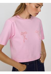 Reserved - T-shirt z poduszkami na ramionach - różowy. Kolor: różowy. Materiał: bawełna. Długość: krótkie