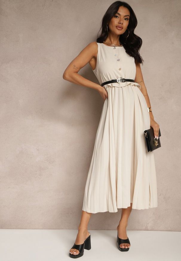 Renee - Beżowa Plisowana Sukienka o Rozkloszowanym Kroju Bez Rękawów z Paskiem z Klamrą Iffule. Kolor: beżowy. Długość rękawa: bez rękawów. Styl: elegancki