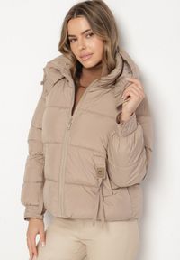 Born2be - Beżowa Pikowana Kurtka Puffer z Kapturem z Możliwością Odpięcia Galanea. Okazja: na co dzień. Typ kołnierza: kaptur. Kolor: beżowy. Materiał: jeans, poliester. Długość rękawa: długi rękaw. Długość: krótkie. Styl: sportowy, casual #7